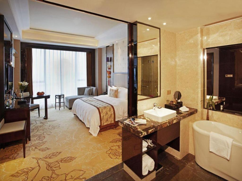 Eurasia Convention International Hotel Wuhan Bagian luar foto