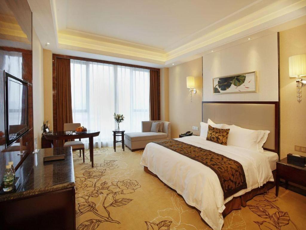Eurasia Convention International Hotel Wuhan Bagian luar foto