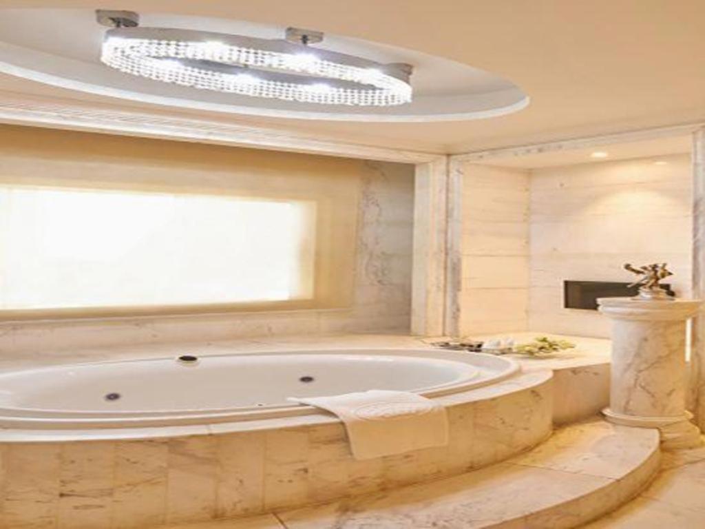 Eurasia Convention International Hotel Wuhan Bagian luar foto
