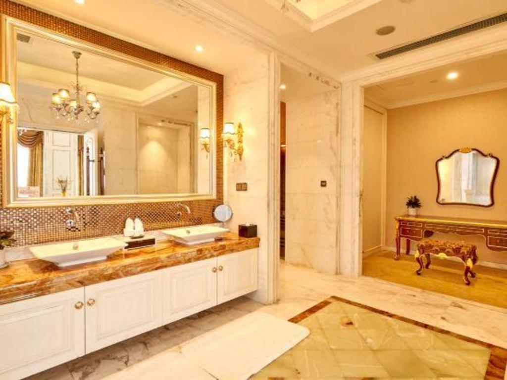 Eurasia Convention International Hotel Wuhan Bagian luar foto