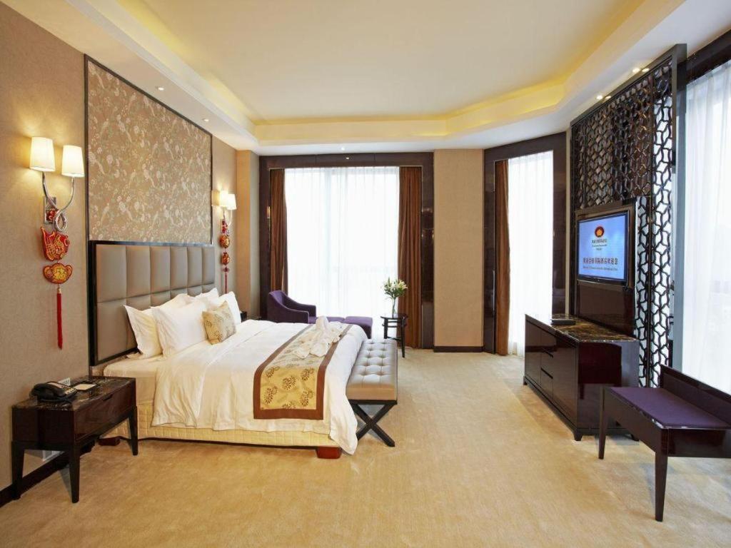 Eurasia Convention International Hotel Wuhan Bagian luar foto
