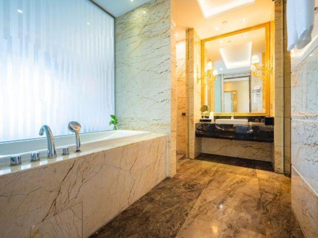 Eurasia Convention International Hotel Wuhan Bagian luar foto